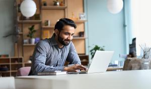 澳洲幸运5官方开奖结果 Cloud Young businessman working on laptop